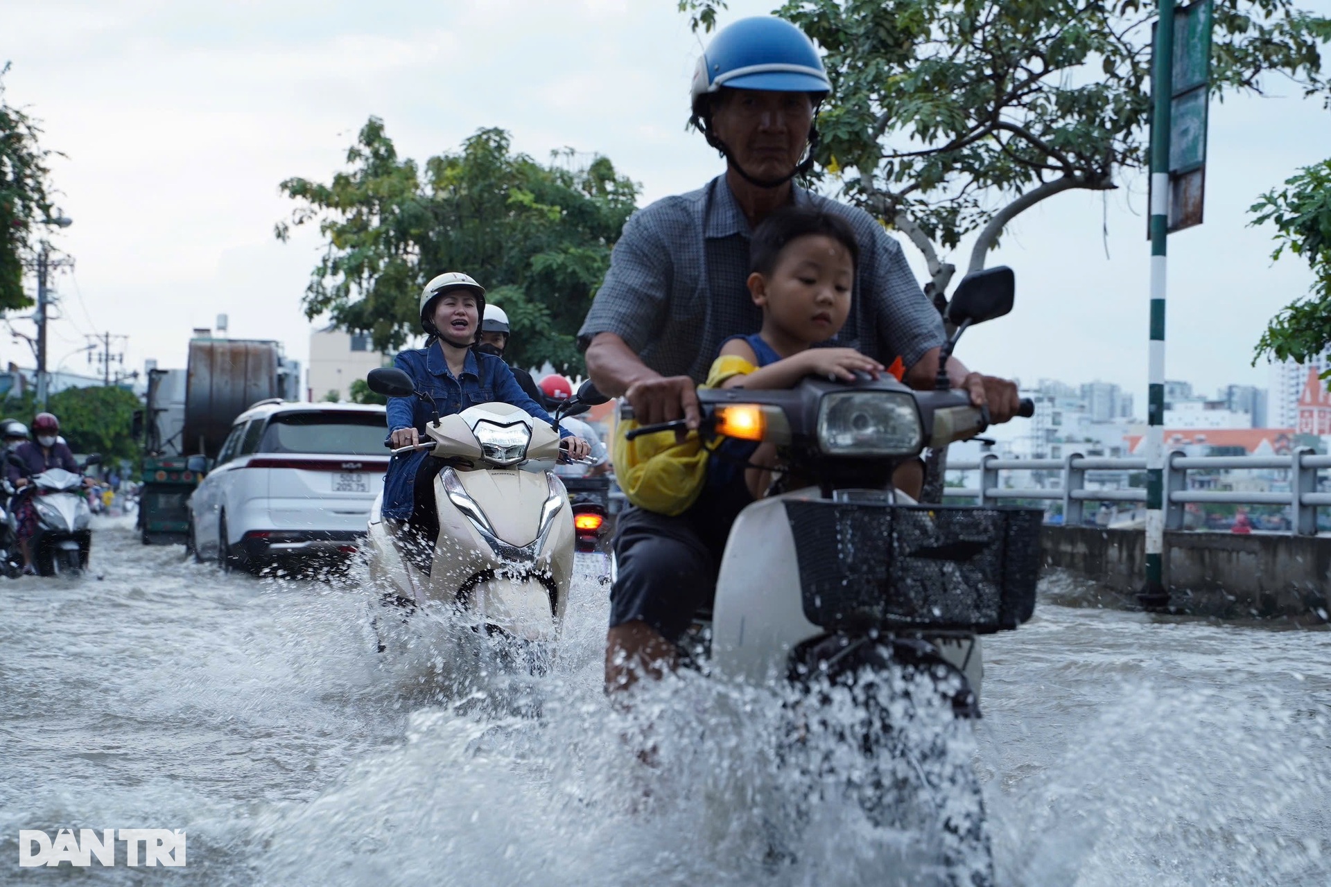 View - TPHCM như miền Tây mùa nước nổi khi triều cường đạt đỉnh lịch sử | Báo Dân trí