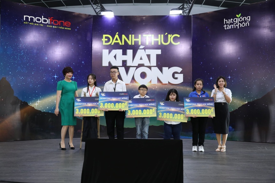Chuỗi chương trình “Đánh thức khát vọng” được sinh viên và học sinh TP HCM đón nhận đầy hào hứng - 2 Chuỗi chương trình “Đánh thức khát vọng” được sinh viên và học sinh TP HCM đón nhận đầy hào hứng - 2