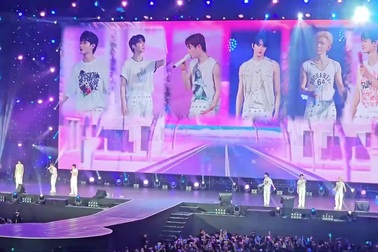 Nhóm Tempest hát "Chiếc khăn gió ấm" tại TPHCM