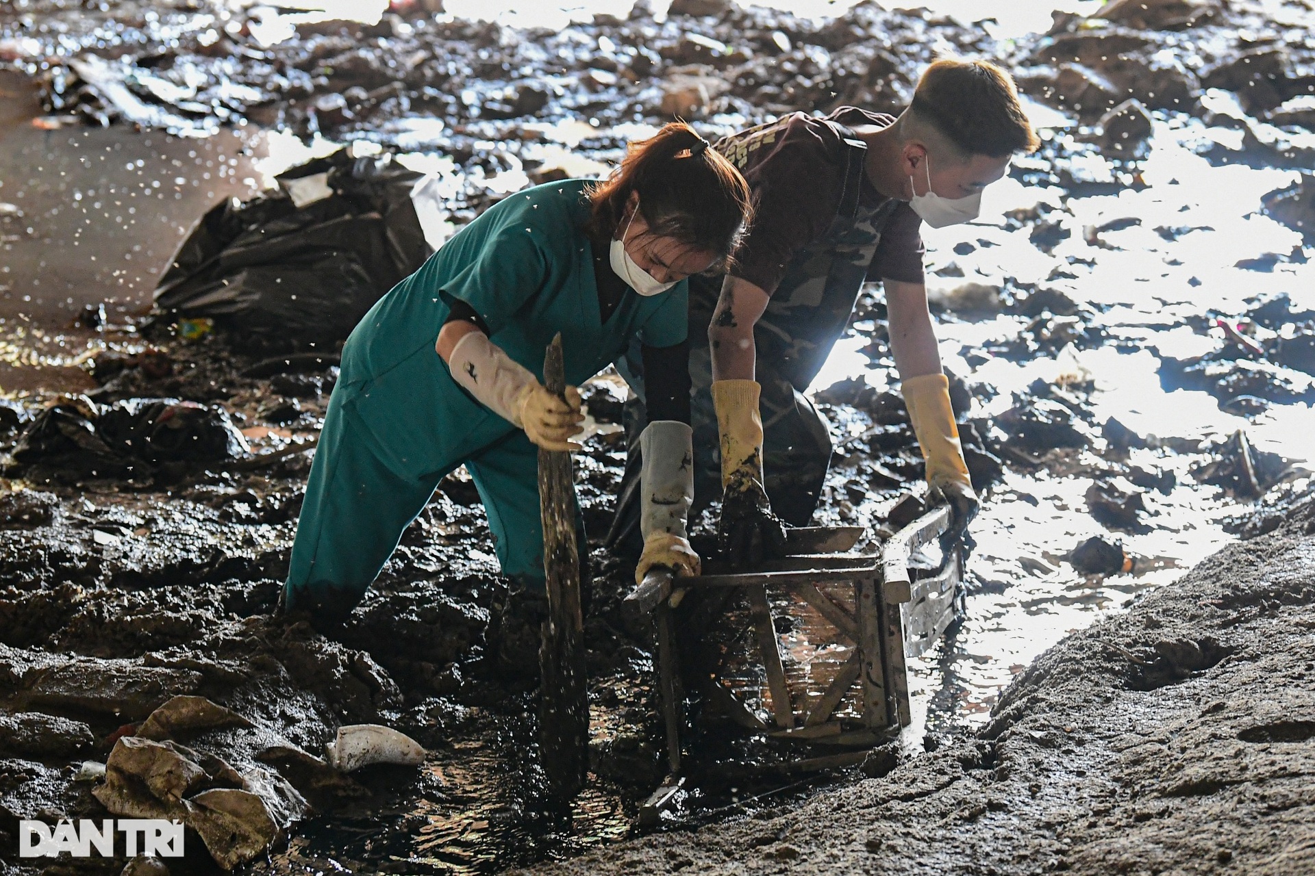 Nhóm bạn trẻ Hà Nội ngâm mình vớt rác hàng giờ dưới dòng kênh đen kịt - 13 Nhóm bạn trẻ Hà Nội ngâm mình vớt rác hàng giờ dưới dòng kênh đen kịt - 13