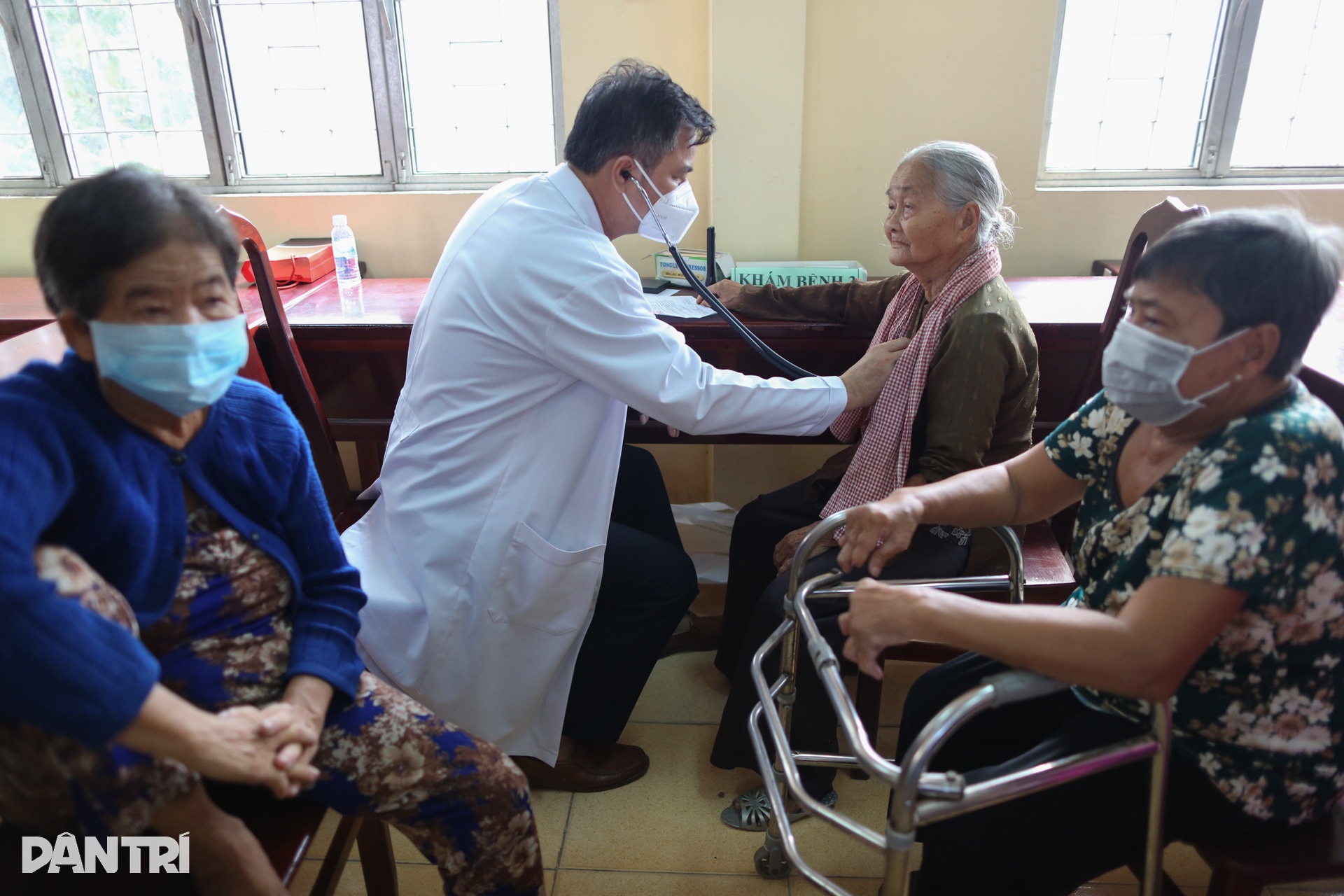 Người dân Trà Vinh được khám bệnh miễn phí, nhận học bổng từ báo Dân trí - 4 Người dân Trà Vinh được khám bệnh miễn phí, nhận học bổng từ báo Dân trí - 4