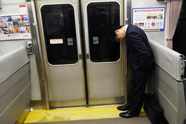 Lý do bất ngờ phía sau loại giường "ngủ đứng" của người Nhật