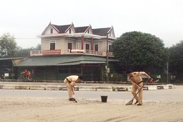 Đi tuần tra, CSGT "tranh thủ"... quét đường