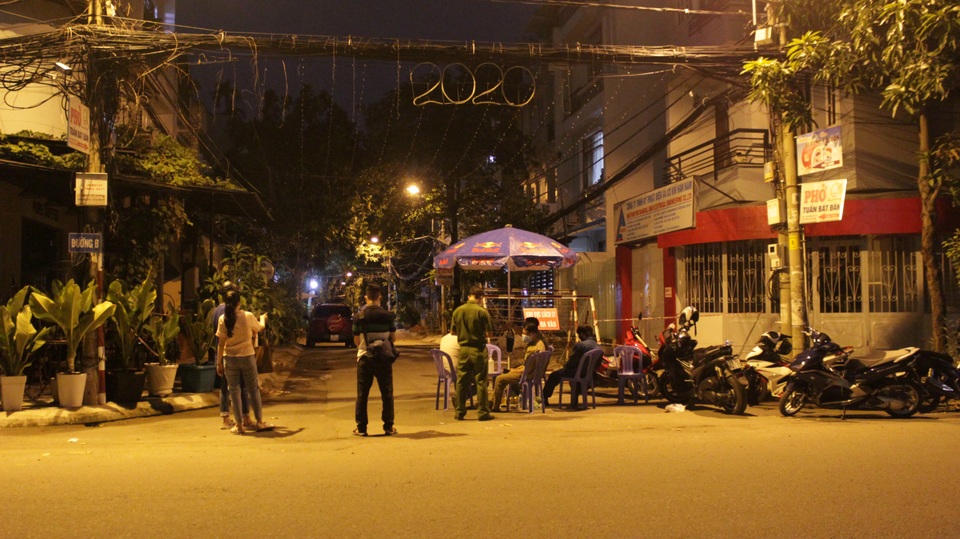 TPHCM: Trắng đêm phong toả khu dân cư có người nghi nhiễm Covid-19 - 1 TPHCM: Trắng đêm phong toả khu dân cư có người nghi nhiễm Covid-19 - 1