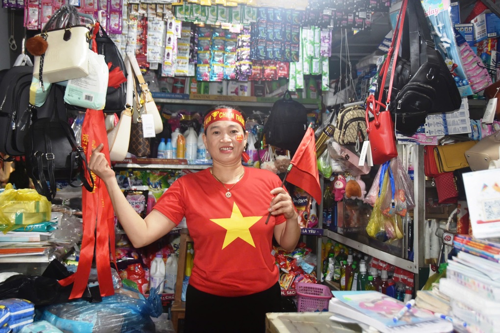 Tiểu thương “nhuộm” đỏ khu chợ bằng đồng phục và cờ Tổ quốc trong ngày 30/4