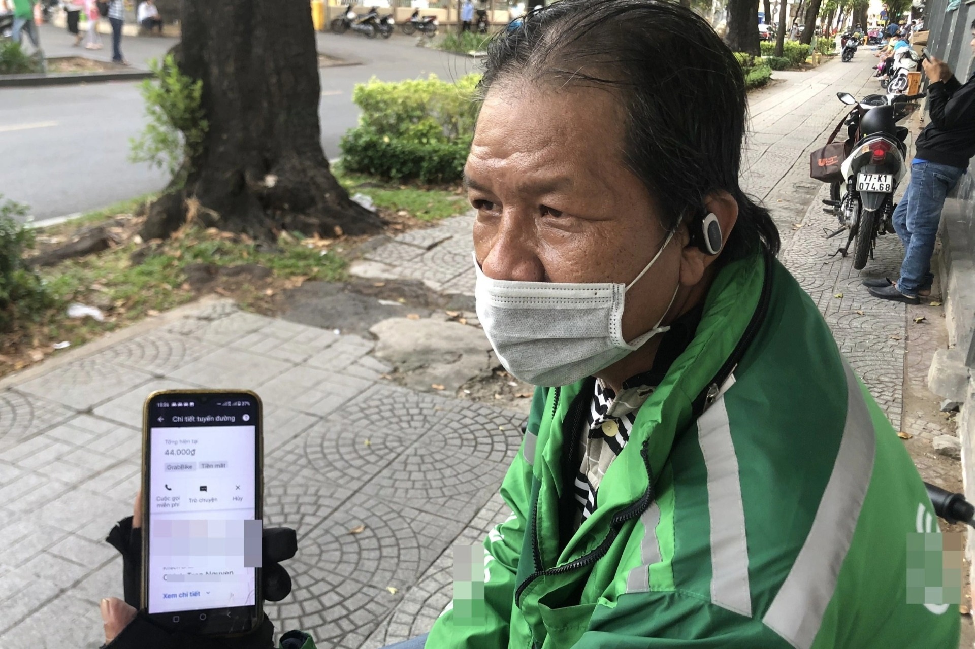Xe ôm công nghệ cùng khách hàng "méo mặt" vì giá xăng