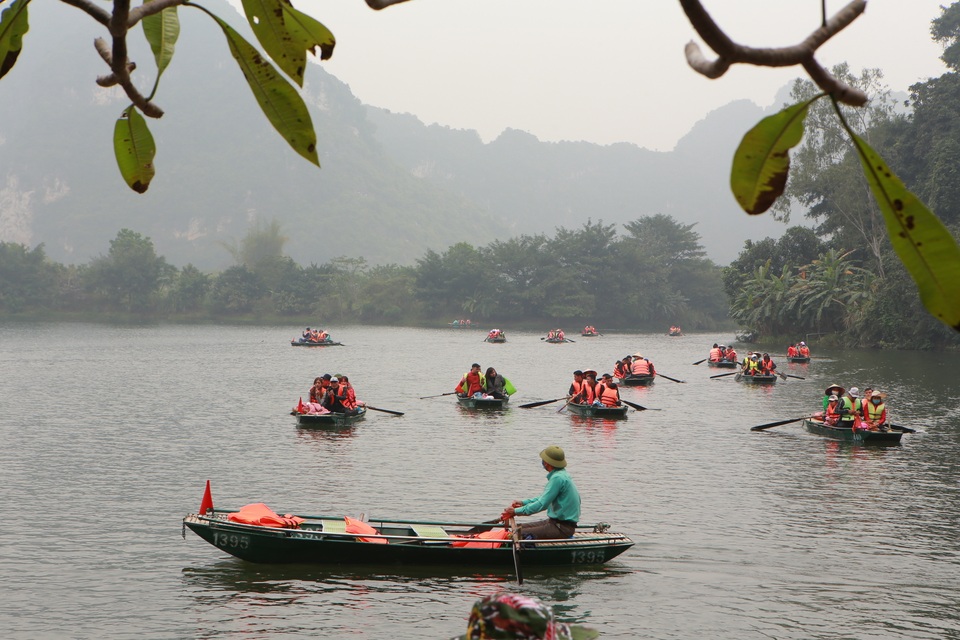 Hàng nghìn du khách trẩy hội Tràng An giữa đại dịch nCoV - 12 Hàng nghìn du khách trẩy hội Tràng An giữa đại dịch nCoV - 12