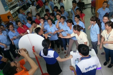 Philips tổ chức chuỗi sự kiện làm ấm lòng công nhân lao động