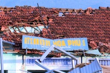 Lốc xoáy làm 80 ngôi nhà tốc mái, hàng chục ngàn hộ dân mất điện