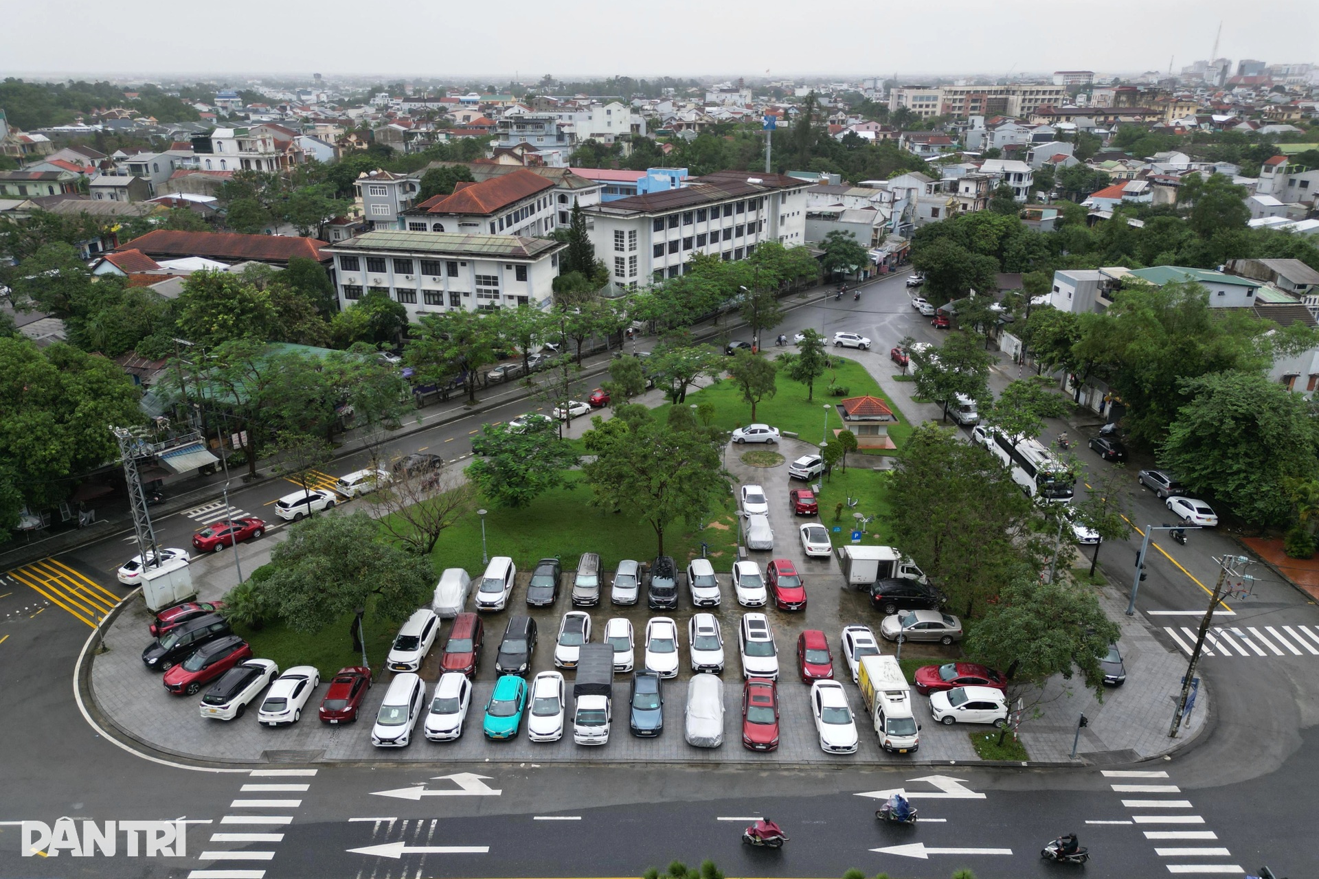Người Huế hối hả đưa ô tô chạy lụt lần thứ 4, có chủ xe bị lập biên bản - 10 Người Huế hối hả đưa ô tô chạy lụt lần thứ 4, có chủ xe bị lập biên bản - 10