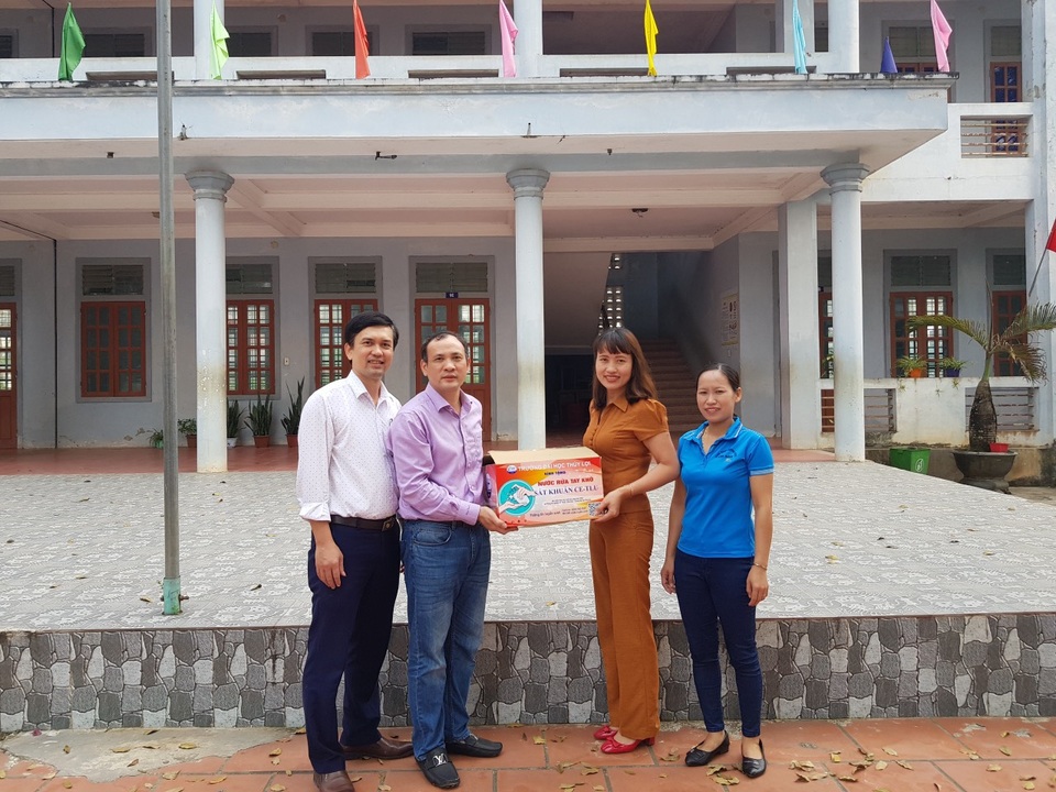 Trường ĐH Thủy lợi tặng nước rửa tay sát khuẩn cho 150 trường học - 2 Trường ĐH Thủy lợi tặng nước rửa tay sát khuẩn cho 150 trường học - 2