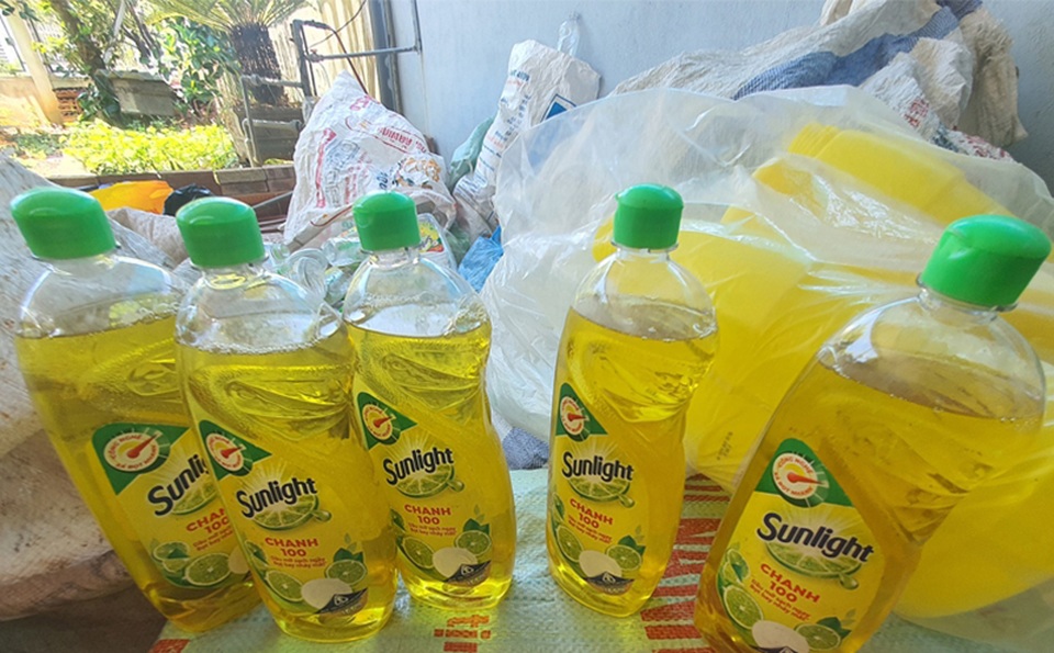 Chủ cơ sở sản xuất nước rửa chén rởm ngơ ngác khi cơ quan điều tra ập vào - 3 Chủ cơ sở sản xuất nước rửa chén rởm ngơ ngác khi cơ quan điều tra ập vào - 3