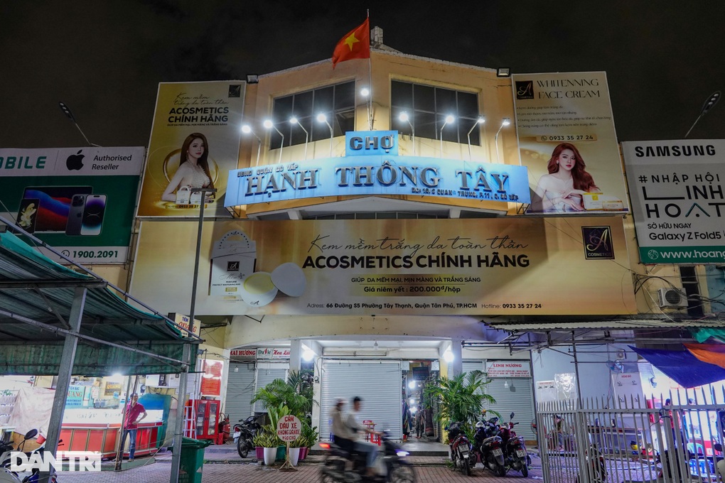Tiểu thương chợ đêm gồng mình gánh lỗ: Hết cảnh thu 10 triệu đồng/ngày! - 5 Tiểu thương chợ đêm gồng mình gánh lỗ: Hết cảnh thu 10 triệu đồng/ngày! - 5
