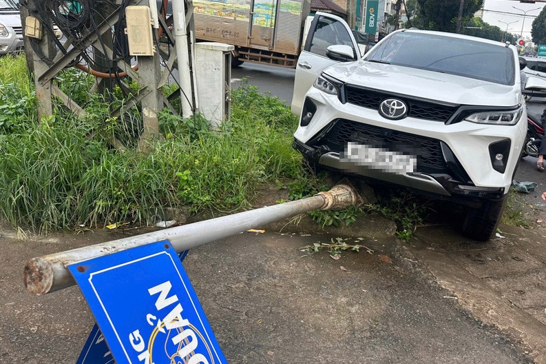 Người dân phá kính, cứu tài xế nghi bị đột quỵ trong ô tô - 1