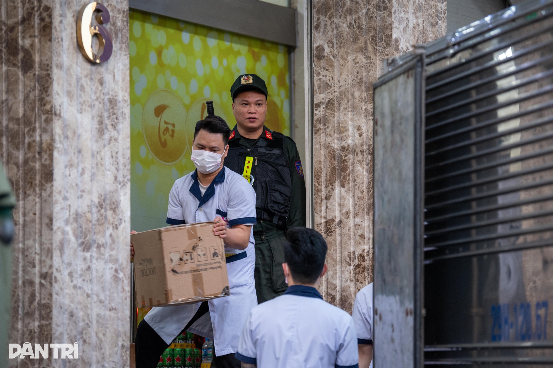 Cảnh sát chuyển hàng trăm thùng đồ rời Mailisa Hà Nội sau 7 tiếng làm việc - 6 Cảnh sát chuyển hàng trăm thùng đồ rời Mailisa Hà Nội sau 7 tiếng làm việc - 6