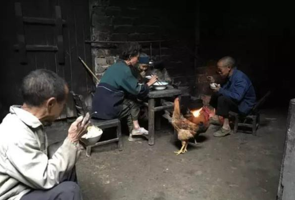 Mẹ 92 tuổi trước khi chết vẫn cố lo bữa cơm cho 3 con trai thiểu năng - 2