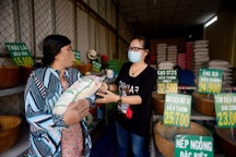 Ngừng việc vì lệnh cấm, nhiều người làm nghề bán vé số được dân giúp đỡ