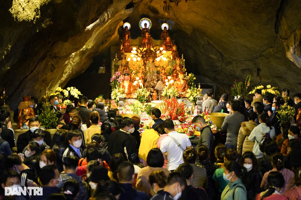 Hàng vạn người đội mưa trẩy hội chùa Hương ngày chính thức mở cửa trở lại - 9 Hàng vạn người đội mưa trẩy hội chùa Hương ngày chính thức mở cửa trở lại - 9