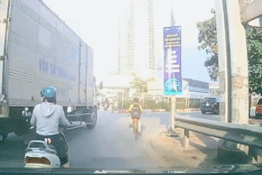 Cậu bé suýt gặp tai nạn giao thông nguy hiểm và lời cảnh báo các phụ huynh