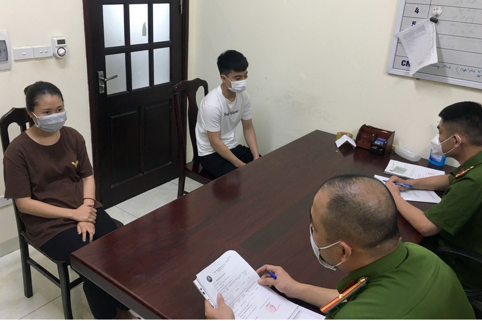 Đôi nam nữ thuê xe cứu thương thông chốt vào Hà Nội - 2 Đôi nam nữ thuê xe cứu thương thông chốt vào Hà Nội - 2