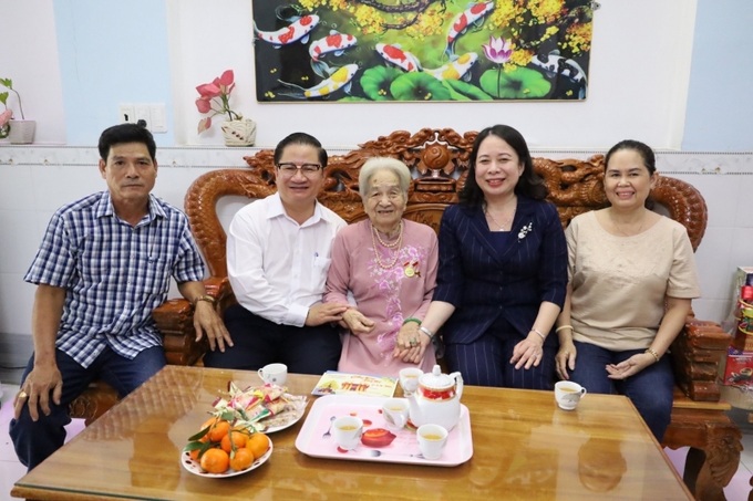 Phó Chủ tịch nước Võ Thị Ánh Xuâ – thăm tặng quà cho Bà mẹ Việt Nam anh hùng.