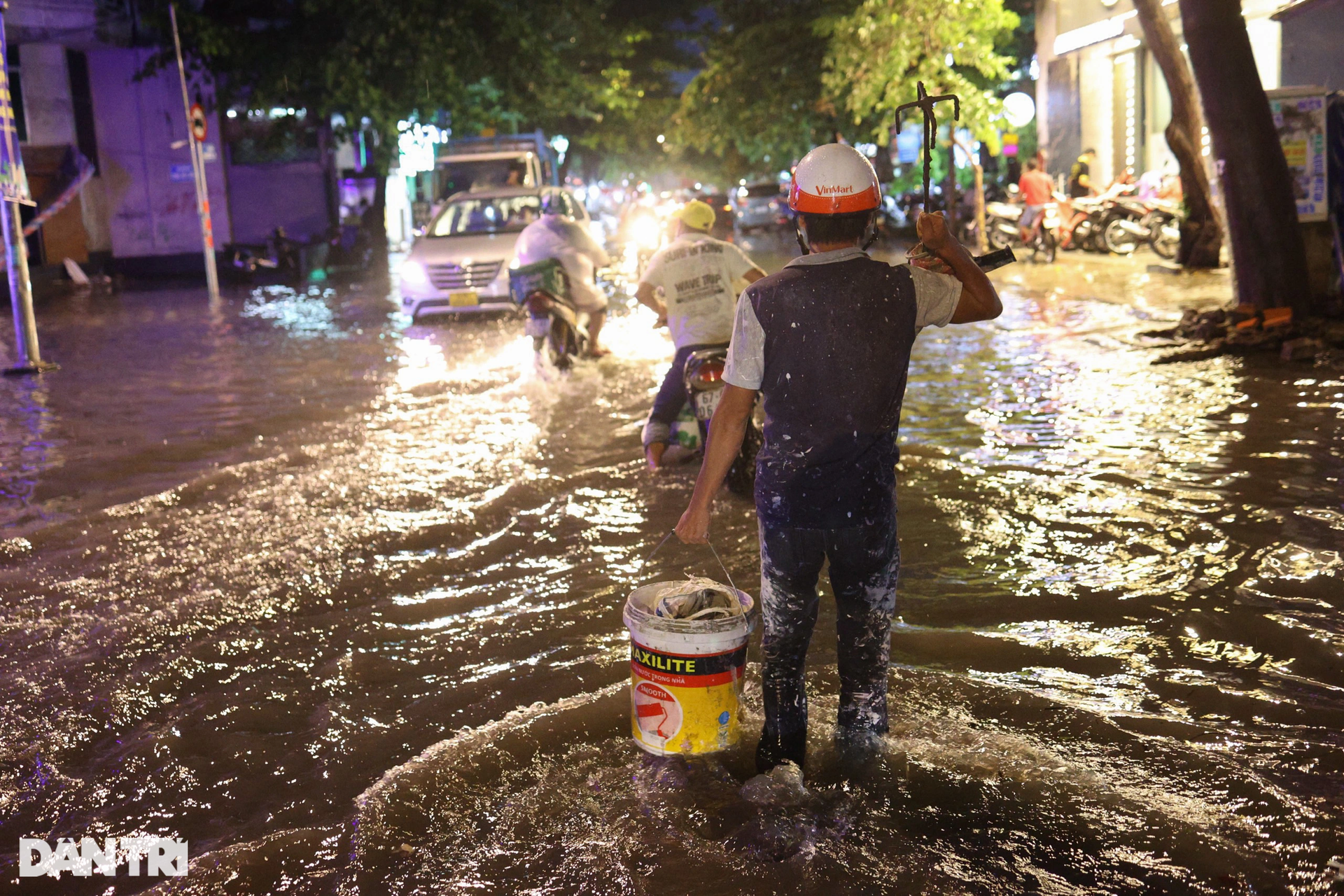 Cây gẫy đổ, đường ngập sâu trong mưa lớn ở TPHCM - 11 Cây gẫy đổ, đường ngập sâu trong mưa lớn ở TPHCM - 11