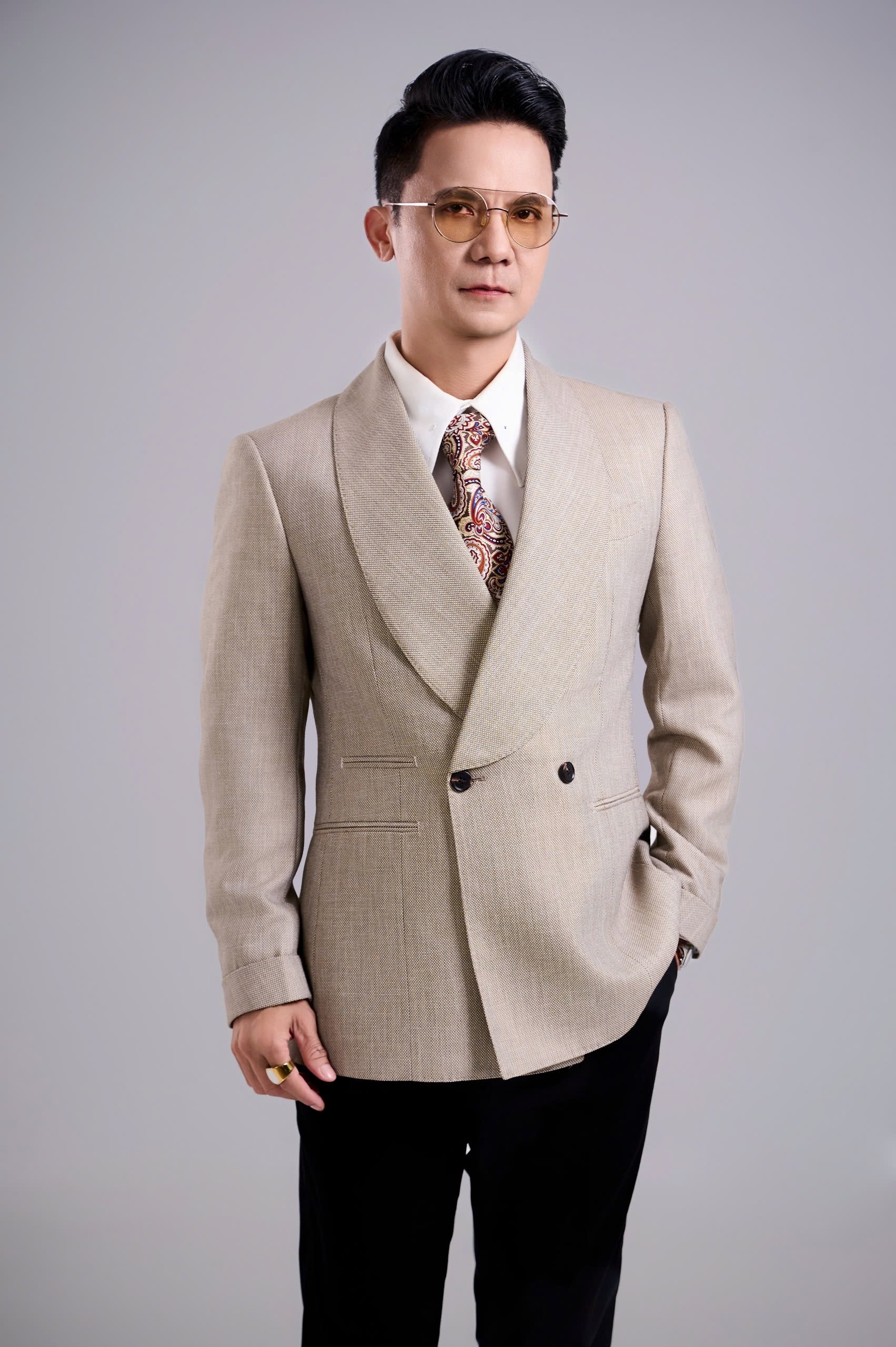 Vu Quoc Viet sings about patriotism, denies living a life of luxury because he has many hit songs - 1 Vũ Quốc Việt hát về lòng yêu nước, phủ nhận sống dư dả vì có nhiều hit - 1