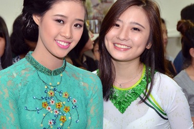 Khánh Vân nền nã với áo dài