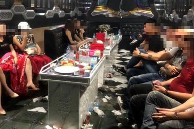 20 thanh niên nam nữ “mở tiệc” ma túy trong quán karaoke