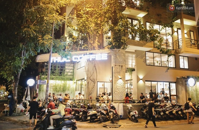 Nhiều quán cafe thâu đêm ở Sài Gòn chật kín khách: Sức chi tiêu của người Việt về đêm đâu kém du khách quốc tế! - Ảnh 3. Nhiều quán cafe thâu đêm ở Sài Gòn chật kín khách: Sức chi tiêu của người Việt về đêm đâu kém du khách quốc tế! - Ảnh 3.