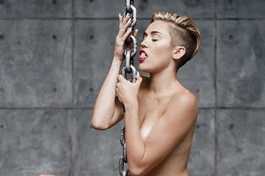 Miley Cyrus giải thích lý do khỏa thân trong clip mới