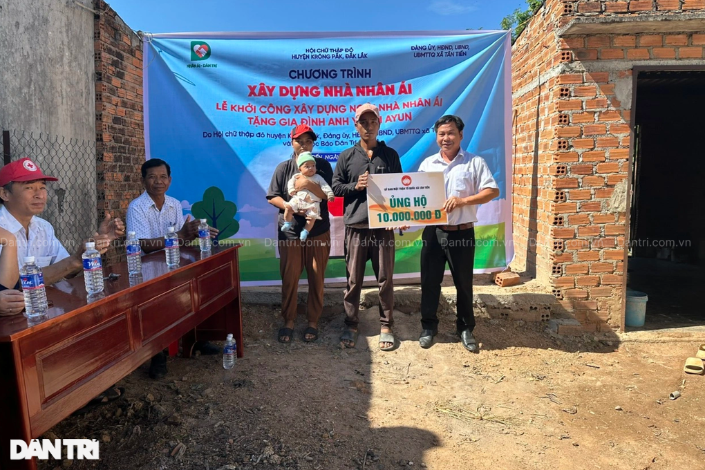 Gia đình người đàn ông khốn khổ sống trong căn chòi được xây nhà mới - 3 Gia đình người đàn ông khốn khổ sống trong căn chòi được xây nhà mới - 3