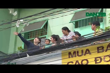 Hàng trăm người giật đồ cúng cô hồn gây hỗn loạn đường phố