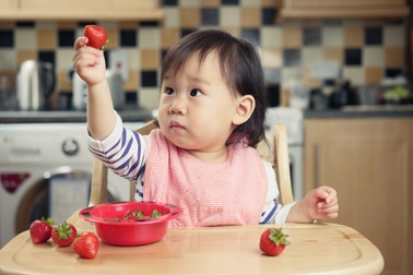 Mẹ hình thành thói quen ăn trái cây cho bé từ những ngày đầu ăn dặm