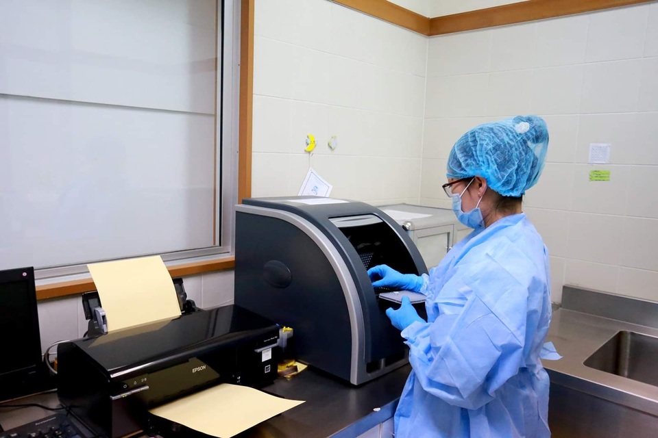 Bệnh viện đầu tiên tại miền Trung thực hiện được xét nghiệm virus corona - 3 Bệnh viện đầu tiên tại miền Trung thực hiện được xét nghiệm virus corona - 3