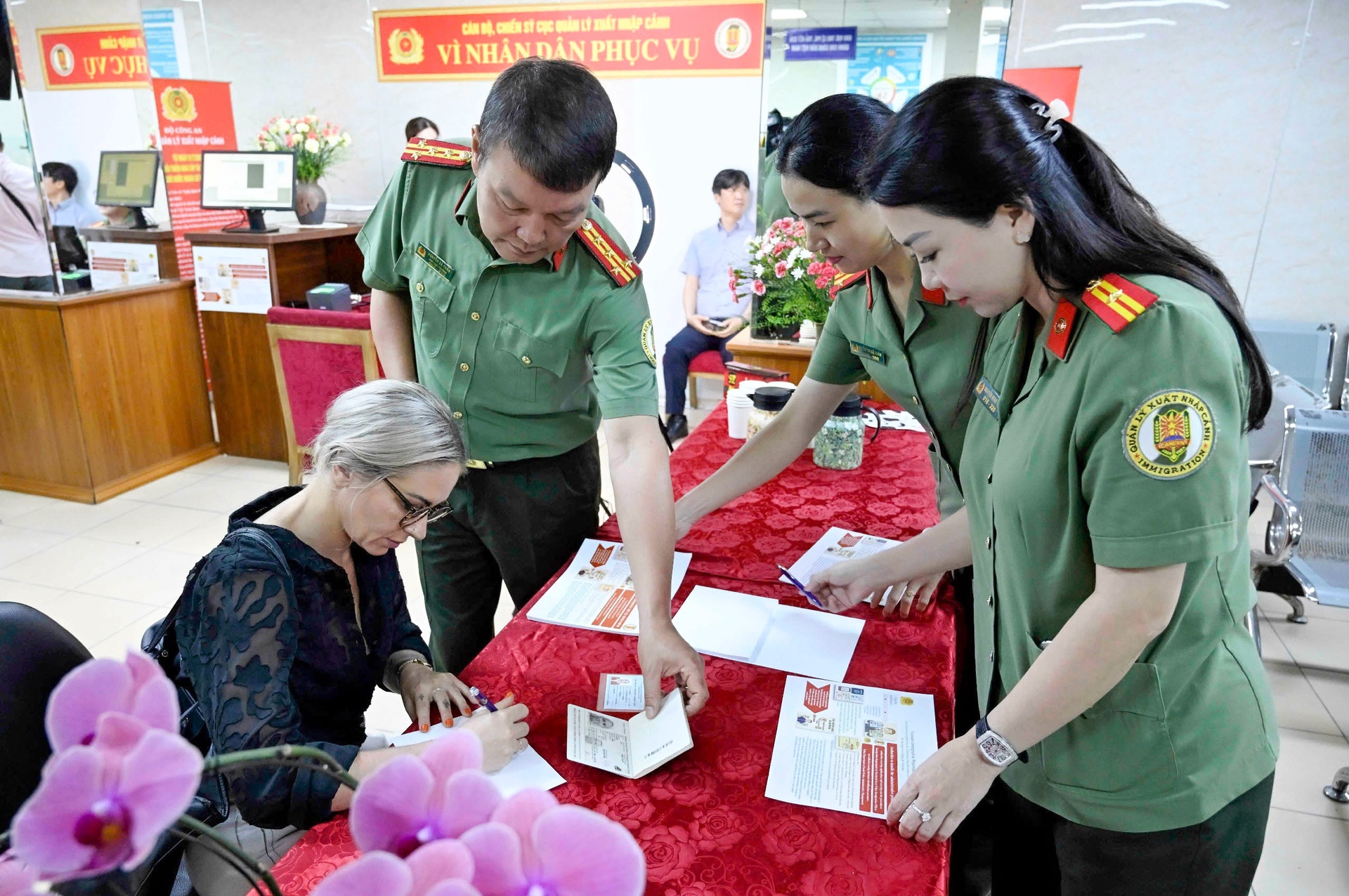 50 ngày đêm cấp định danh điện tử cho người nước ngoài cư trú tại Việt Nam - 1 50 ngày đêm cấp định danh điện tử cho người nước ngoài cư trú tại Việt Nam - 1