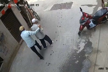 Xác minh việc cụ ông ở Hà Nội bị lục soát người và trộm ví tiền giữa đường
