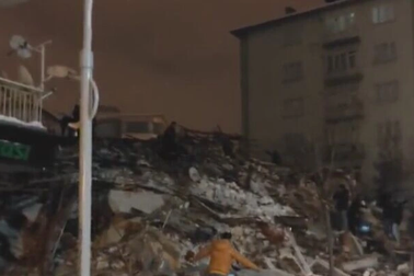 Động đất 7,9 độ richter rung chuyển Thổ Nhĩ Kỳ, nhiều nhà cửa bị sập