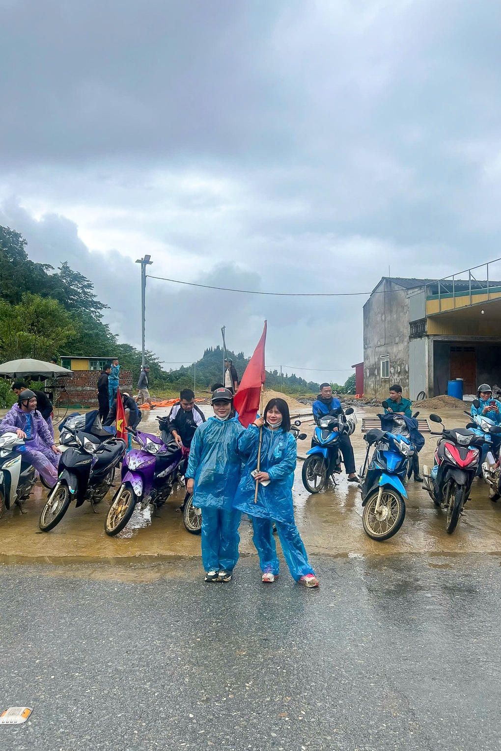 Những đứa trẻ trong vùng sạt lở Lào Cai đi bộ cõng đồ từ thiện về nhà - 2 Những đứa trẻ trong vùng sạt lở Lào Cai đi bộ cõng đồ từ thiện về nhà - 2
