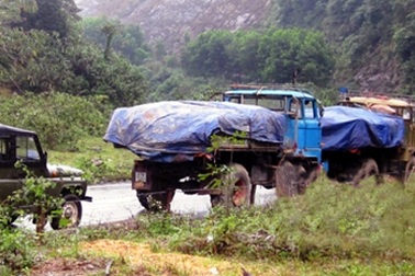 Bắt 3 đối tượng vận chuyển 28 thùng dầu sang Lào