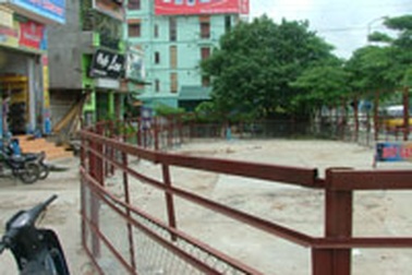 UBND phường Trung Hòa rào kín sân chơi của dân