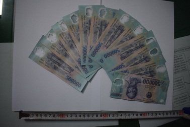 Ông lão bán tạp hóa bóc mẽ 2 thanh niên dùng tiền giả