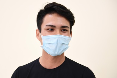 Nam tiếp viên hàng không đăng ký tiêm thử vắc xin Covid-19