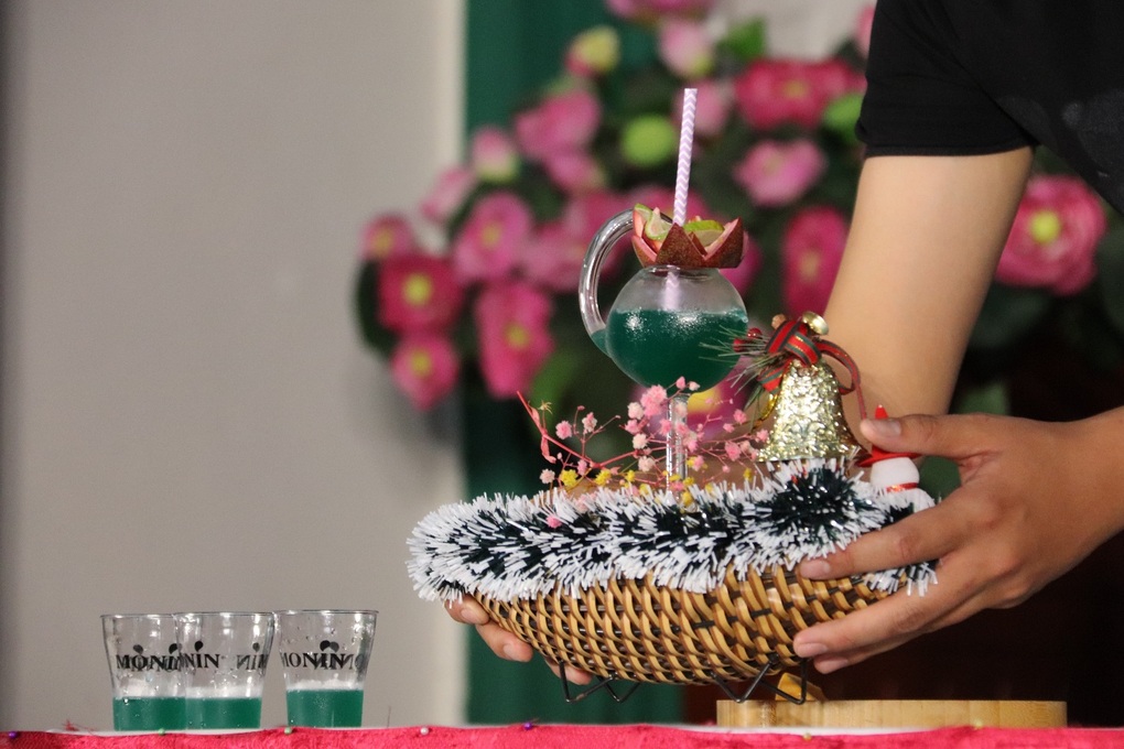 Bartender thể hiện kỹ năng nghề, vừa nhảy múa vừa pha chế - 3 Bartender thể hiện kỹ năng nghề, vừa nhảy múa vừa pha chế - 3
