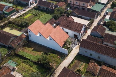 Nhà ba gian ngói đỏ ở Nghệ An, càng vào bên trong càng bất ngờ