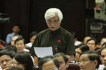 Bô-xít lại “làm nóng” nghị trường