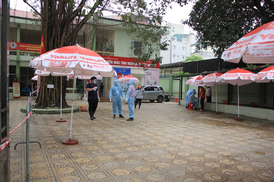 Hà Nội: Lấy mẫu xét nghiệm nhanh Covid-19 150 người tại chợ Ngã Tư Sở - 2 Hà Nội: Lấy mẫu xét nghiệm nhanh Covid-19 150 người tại chợ Ngã Tư Sở - 2