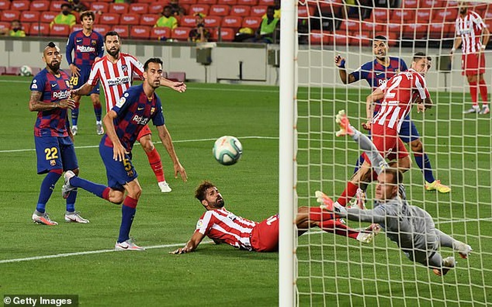 Messi ghi bàn, Barcelona hòa Atletico trong trận cầu có 3 quả penalty - 7 Messi ghi bàn, Barcelona hòa Atletico trong trận cầu có 3 quả penalty - 7