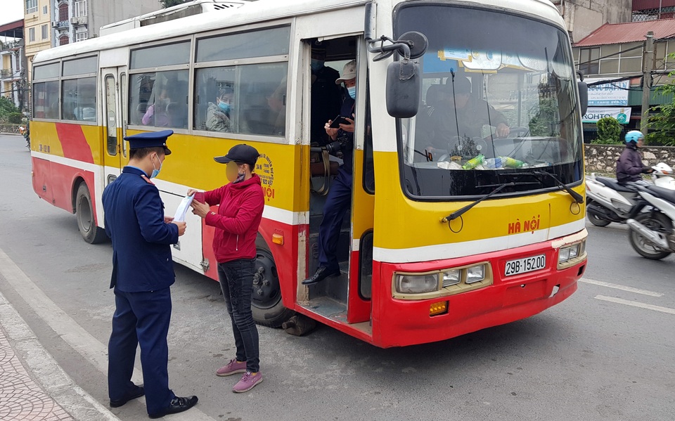 Xe khách nhái xe buýt, vô tư đón trả khách trong trạm trung chuyển - 2 Xe khách nhái xe buýt, vô tư đón trả khách trong trạm trung chuyển - 2