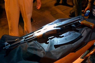 Hà Nội: Đặt mua súng đồ chơi như súng AK thật qua mạng internet